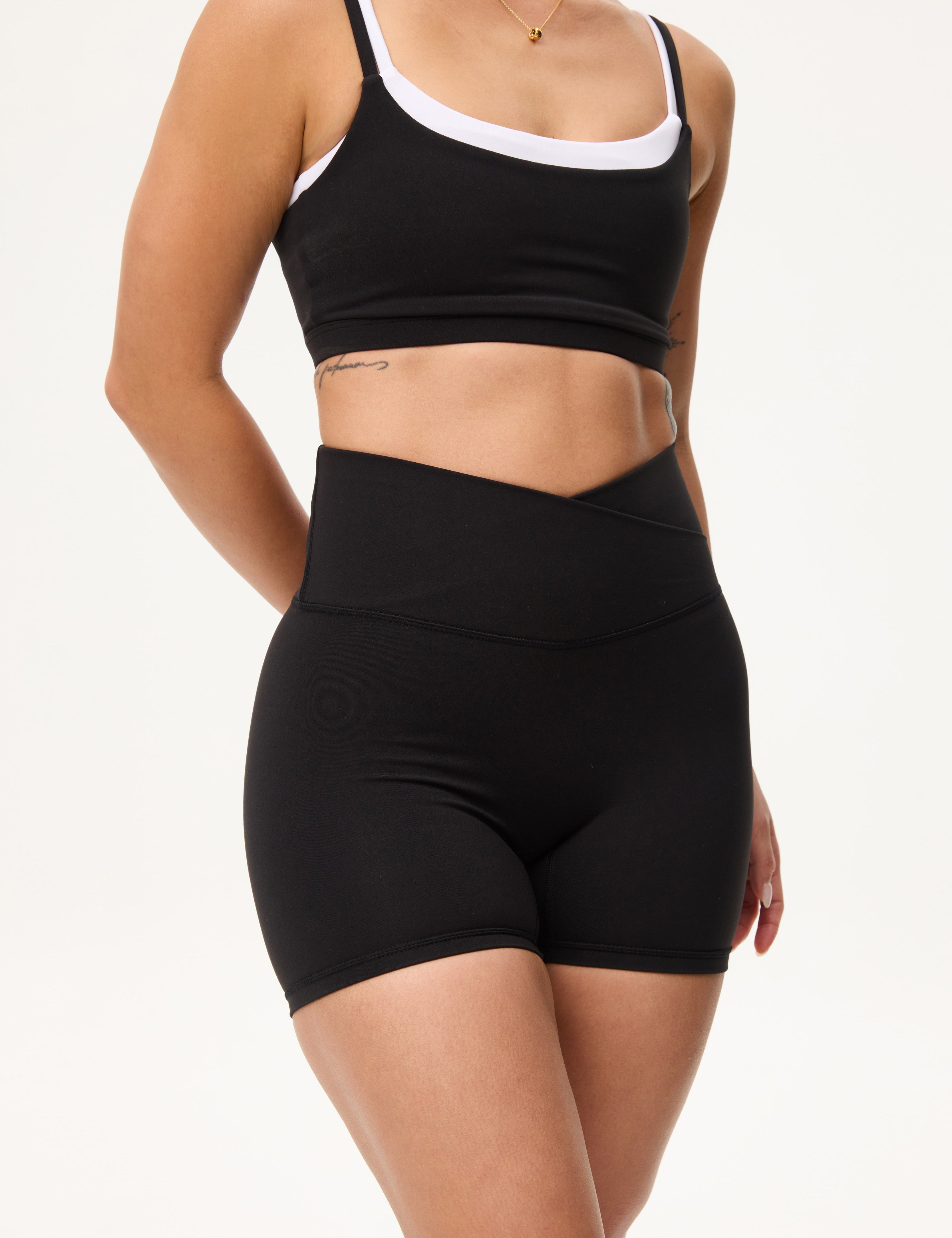 AnyaActive-VShorts-BlackSesame_1_a13559a4-685a-489f-838d-6b82064b89b4.jpg