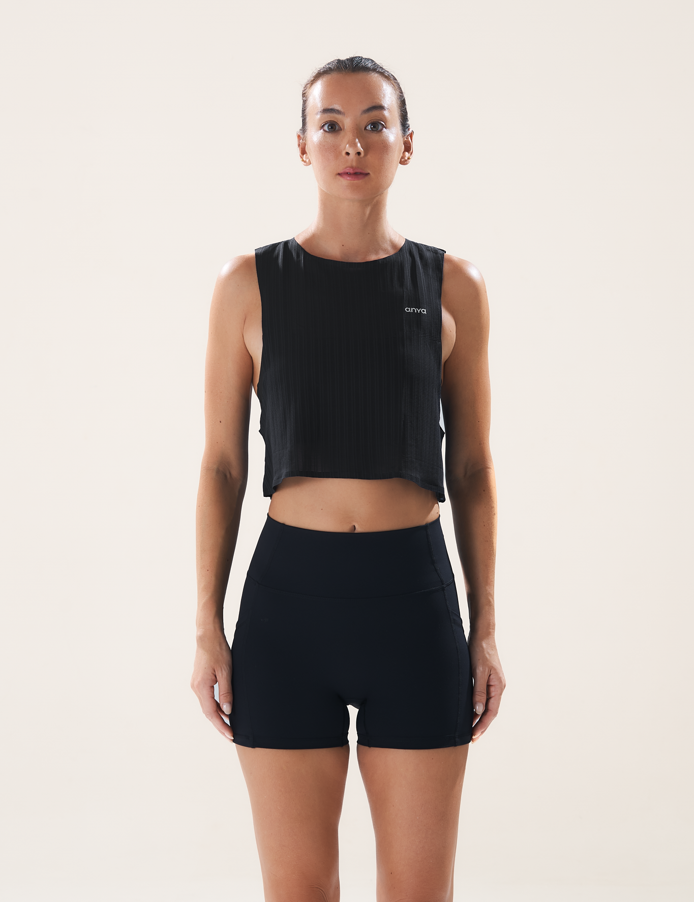 anya-easy-run-crop-tank-black_4.png