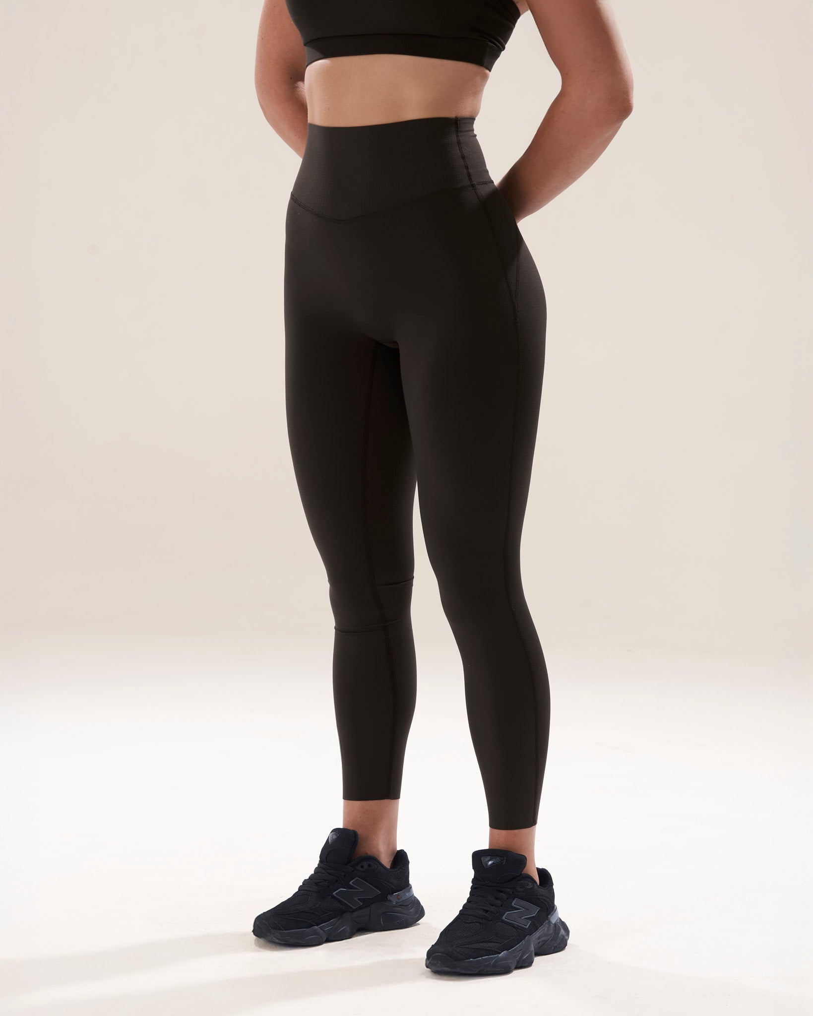 Contour Classic Leggings 2.0 in Black Sesame