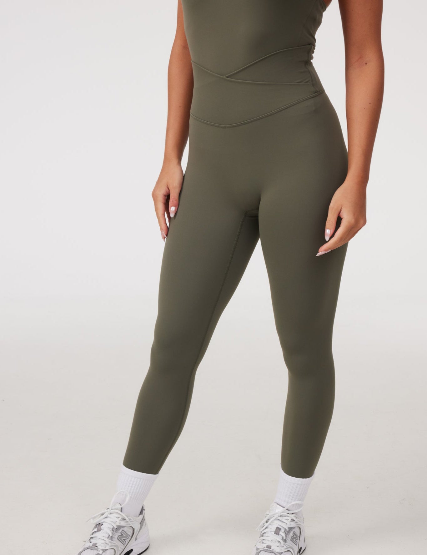 halter-bra-v-leggings-avocado_3.jpg
