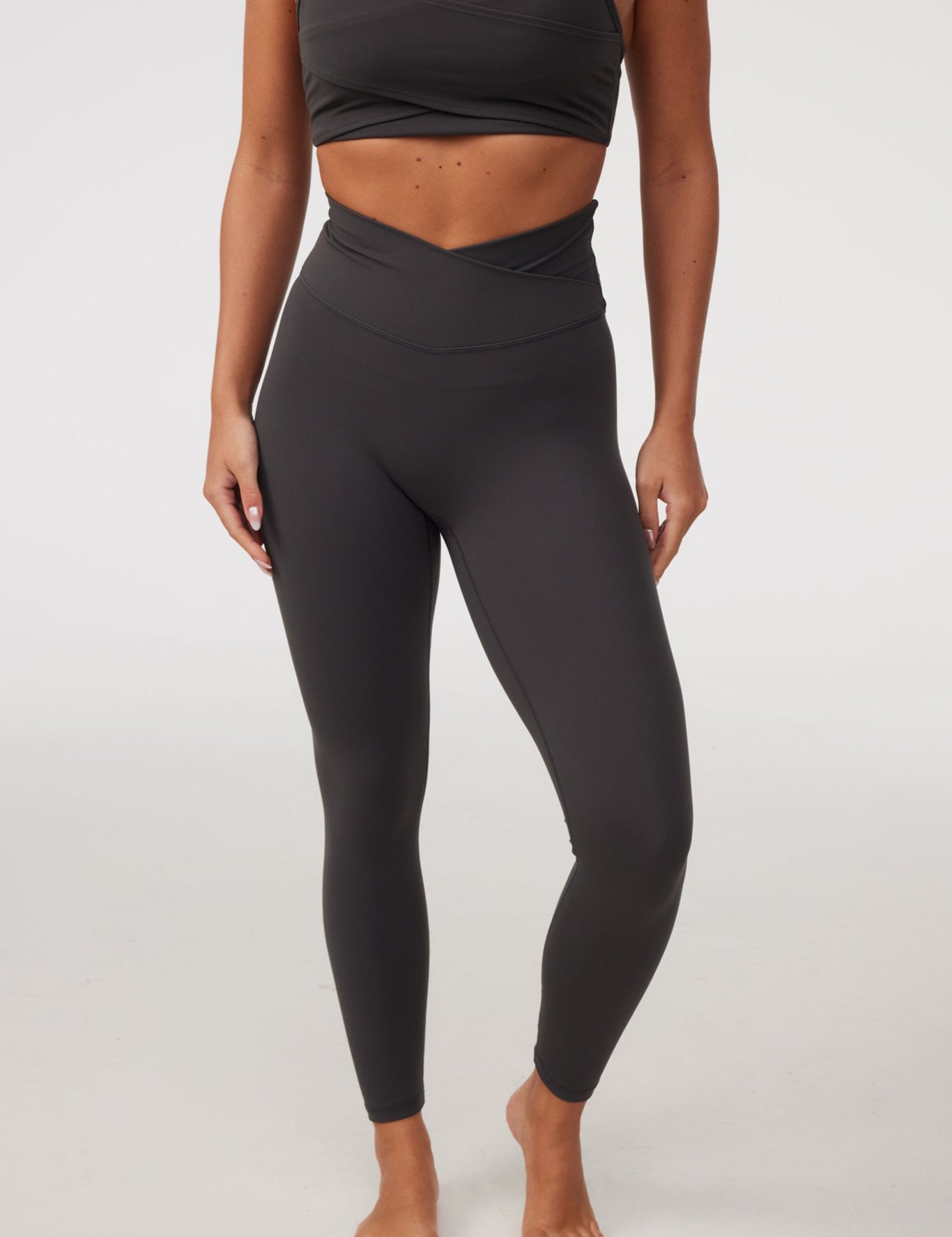 layer-bra-v-leggings-moon_4_98e8d58d-cd60-476a-87be-8fd9363244a0.jpg